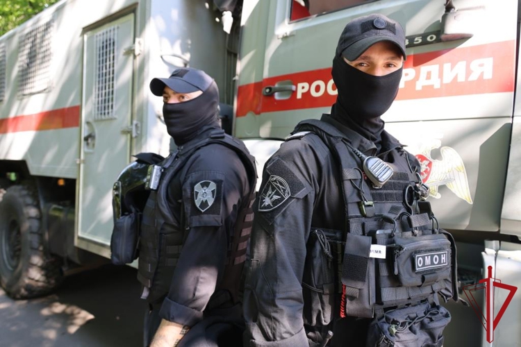 В Санкт-Петербурге сотрудники и военнослужащие Росгвардии обеспечили безопасность при проведении футбольного матча