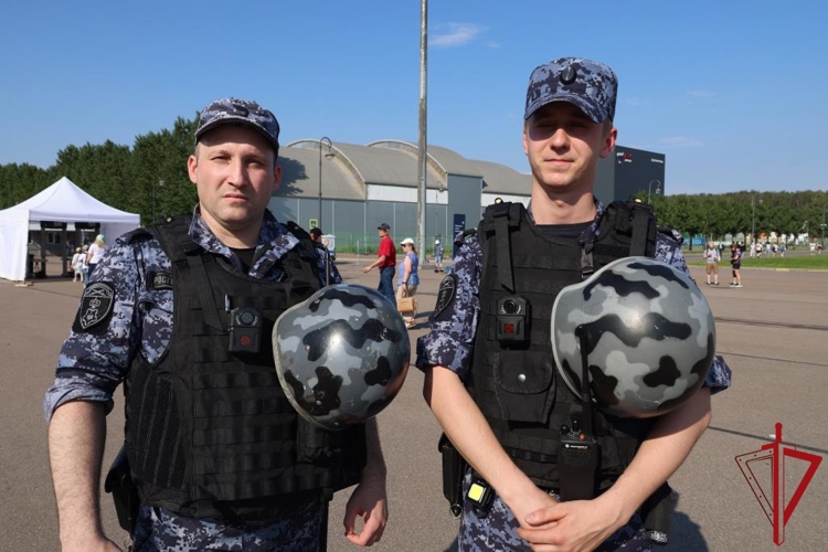 В Санкт-Петербурге сотрудники и военнослужащие Росгвардии обеспечили безопасность при проведении футбольного матча