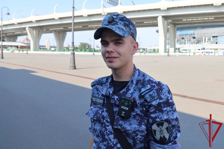 В Санкт-Петербурге сотрудники и военнослужащие Росгвардии обеспечили безопасность при проведении футбольного матча