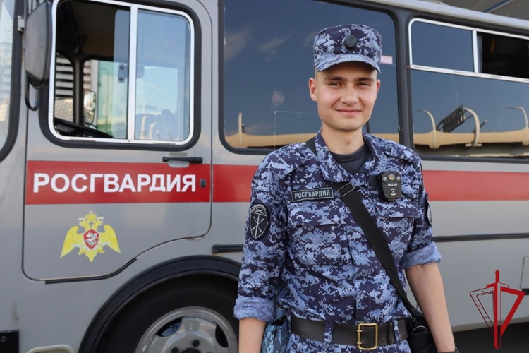 В Санкт-Петербурге сотрудники и военнослужащие Росгвардии обеспечили безопасность при проведении футбольного матча