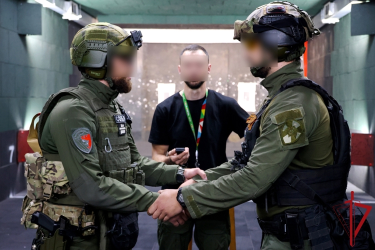 В петербургском СОБР "Гранит" Росгвардии прошли соревнования по стрельбе памяти лейтенанта милиции Владимира Нестерова