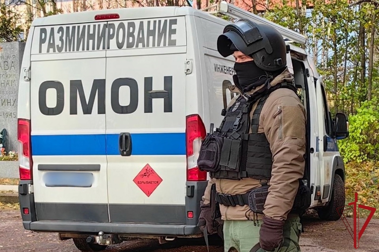 В Невском районе взрывотехники ОМОН Росгвардии обследовали предметы, похожие на боеприпасы