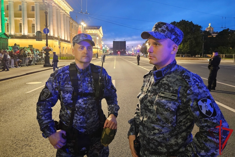 В Санкт-Петербурге росгвардейцы обеспечили безопасность и правопорядок на Всероссийском празднике выпускников «Алые паруса»