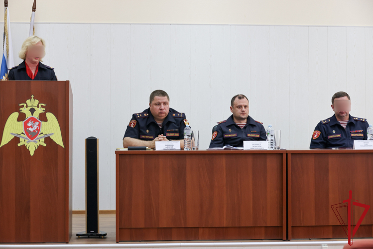 В Центре лицензионно-разрешительной работы ГУ Росгвардии наградили отличившихся сотрудников