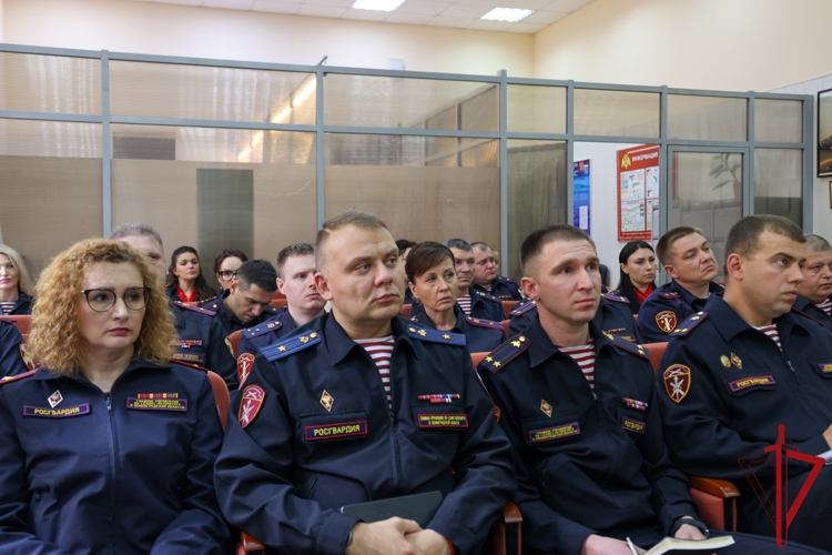 В Центре лицензионно-разрешительной работы ГУ Росгвардии наградили отличившихся сотрудников