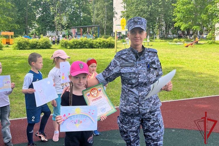 В Кировске сотрудники Росгвардии провели мероприятие для детей, посвященное Дню семьи, любви и верности
