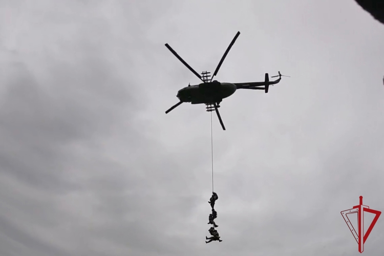 В Ленинградской области сотрудники ОМОН «Балтика» приняли участие в тренировке по беспарашютному десантированию