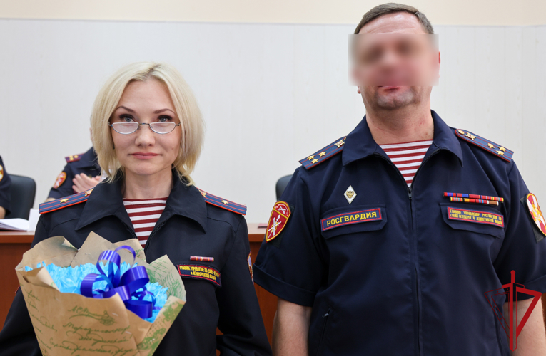 В Центре лицензионно-разрешительной работы ГУ Росгвардии наградили отличившихся сотрудников