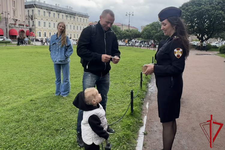 В Адмиралтейском районе сотрудники вневедомственной охраны провели акцию, посвященную Дню семьи, любви и верности