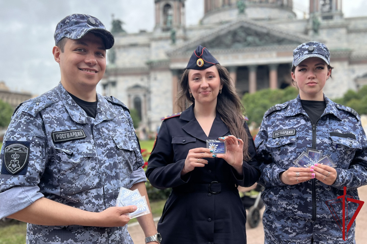 В Адмиралтейском районе сотрудники вневедомственной охраны провели акцию, посвященную Дню семьи, любви и верности