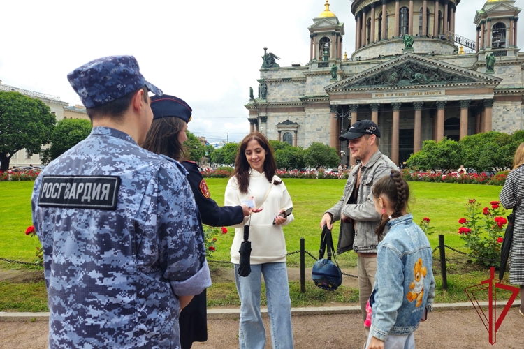 В Адмиралтейском районе сотрудники вневедомственной охраны провели акцию, посвященную Дню семьи, любви и верности