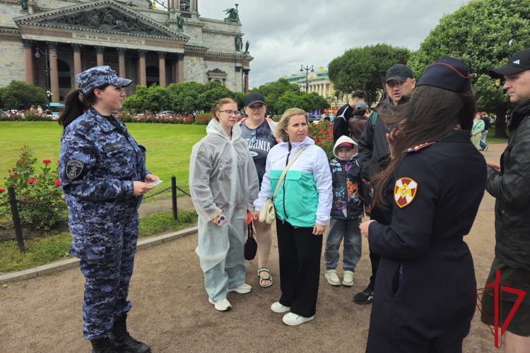 В Адмиралтейском районе сотрудники вневедомственной охраны провели акцию, посвященную Дню семьи, любви и верности
