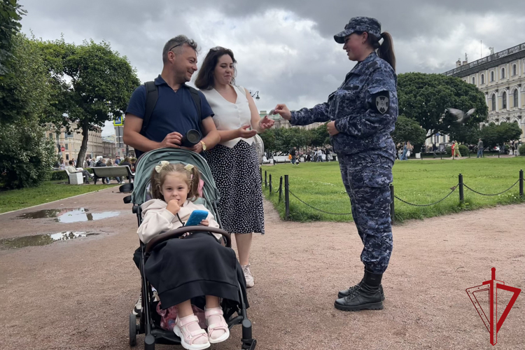 В Адмиралтейском районе сотрудники вневедомственной охраны провели акцию, посвященную Дню семьи, любви и верности