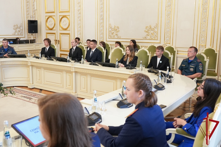 Представители ГУ Росгвардии приняли участие в работе круглого стола по вопросам защиты детей, в городском Законодательном собрании