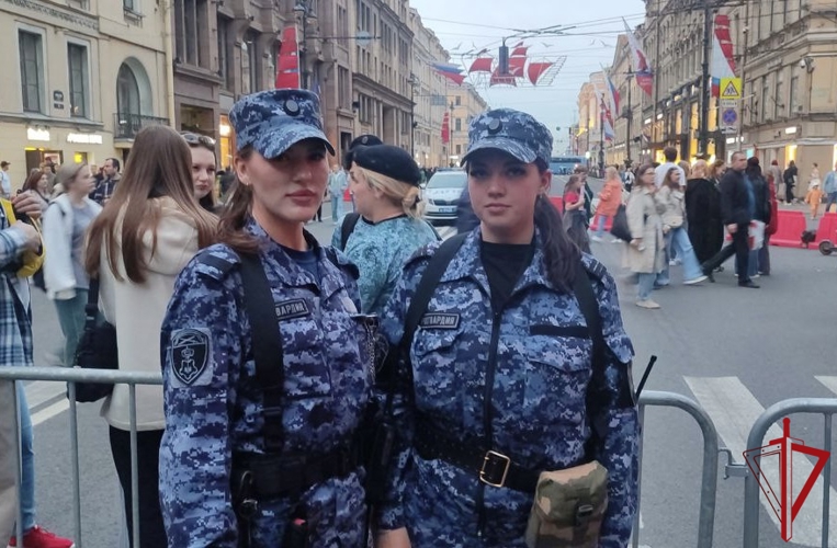 Сотрудницы Росгвардии разыскали несовершеннолетнего, потерявшегося во время репетиции «Алых парусов»