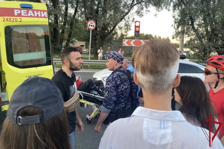 В Петербурге сотрудники Росгвардии стали очевидцами ДТП и оказали доврачебную помощь пострадавшему  