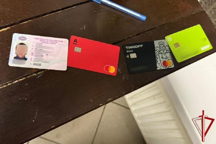 В Калининском районе наряд Росгвардии задержал уборщицу бара, похитившую у коллег банковские карты
