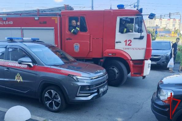Петербургские росгвардейцы обнаружили возгорание в квартире жилого дома и организовали эвакуацию жильцов