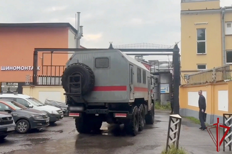 В Санкт-Петербурге сотрудники ОМОН Росгвардии оказали содействие полиции в проведении профилактического рейда
