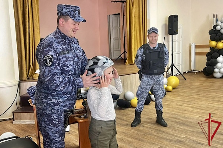 В Лодейном Поле сотрудники Росгвардии провели встречу с воспитанниками детского лагеря