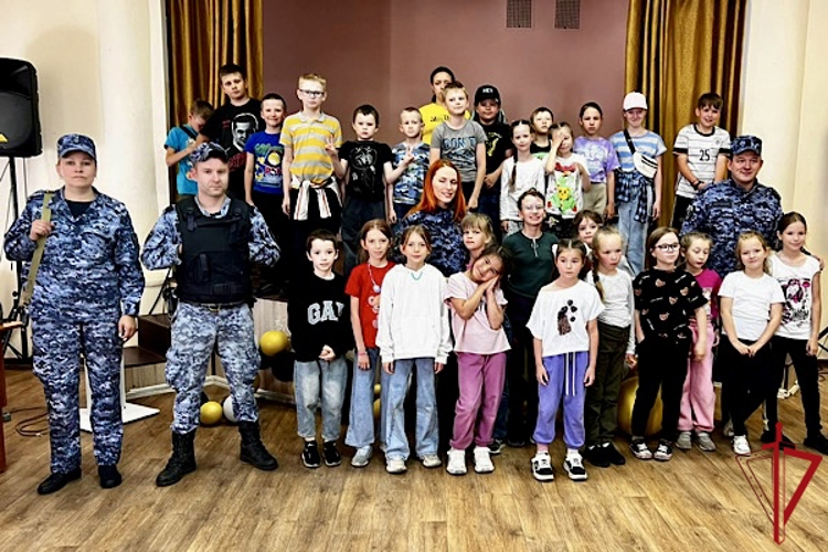 В Лодейном Поле сотрудники Росгвардии провели встречу с воспитанниками детского лагеря