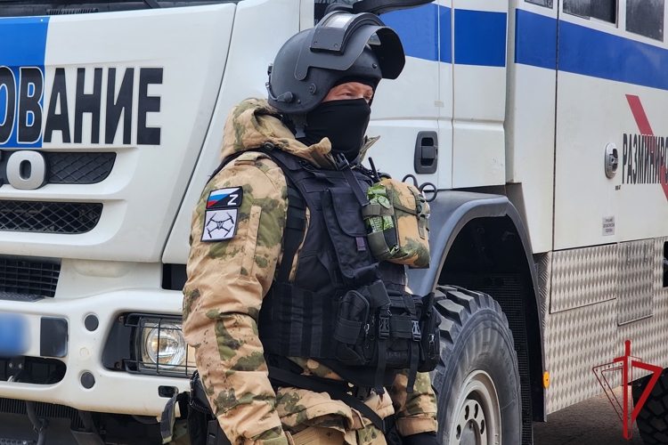 Сотрудники ОМОН Росгвардии вывезли для уничтожения снаряд времен войны, обнаруженный на стройплощадке в Стрельне