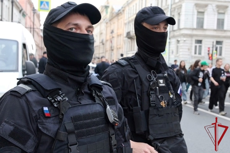 В Санкт-Петербурге росгвардейцы обеспечили безопасность и правопорядок на Всероссийском празднике выпускников «Алые паруса»