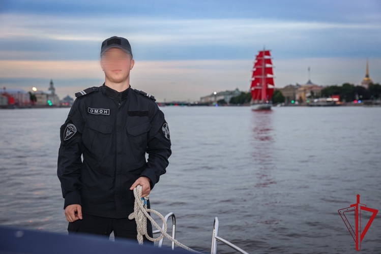 В Санкт-Петербурге росгвардейцы обеспечили безопасность и правопорядок на Всероссийском празднике выпускников «Алые паруса»
