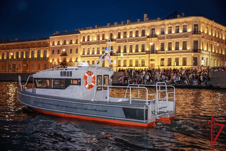 В Санкт-Петербурге росгвардейцы обеспечили безопасность и правопорядок на Всероссийском празднике выпускников «Алые паруса»