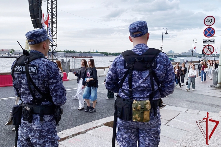 В Санкт-Петербурге росгвардейцы обеспечили безопасность и правопорядок на Всероссийском празднике выпускников «Алые паруса»