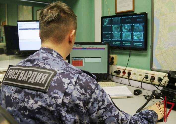 Центральном районе сотрудники Росгвардии задержали правонарушителя, проникшего в закрытый офис бизнес-центра