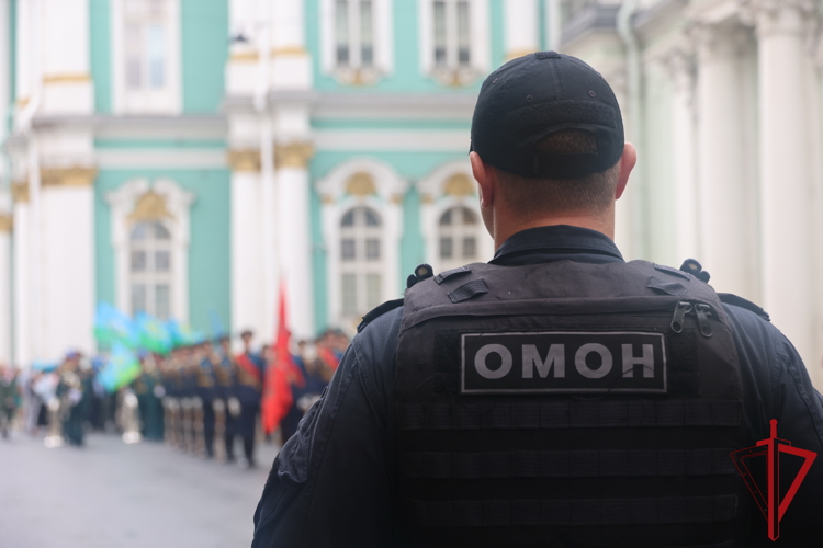 В Санкт-Петербурге сотрудники Росгвардии приняли участие в обеспечении правопорядка в День ВДВ
