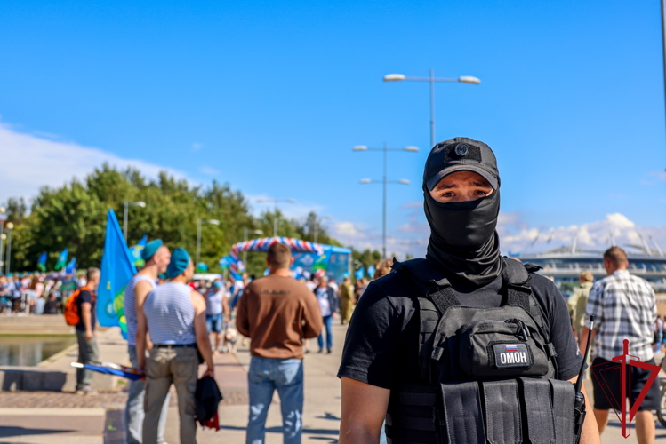 В Санкт-Петербурге сотрудники Росгвардии приняли участие в обеспечении правопорядка в День ВДВ