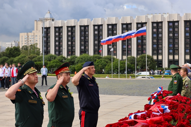 Представители ГУ Росгвардии приняли участие в общегородском мероприятии, посвященном Дню окончания Ленинградской битвы