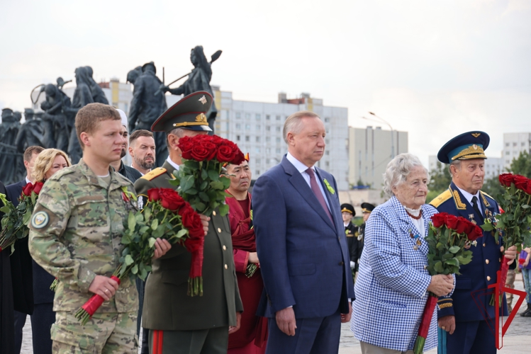 Представители ГУ Росгвардии приняли участие в общегородском мероприятии, посвященном Дню окончания Ленинградской битвы
