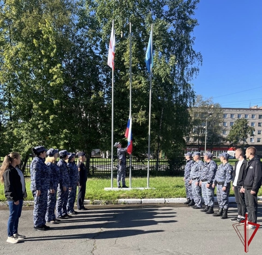 Сотрудники Росгвардии присоединились к празднованию Дня Государственного флага