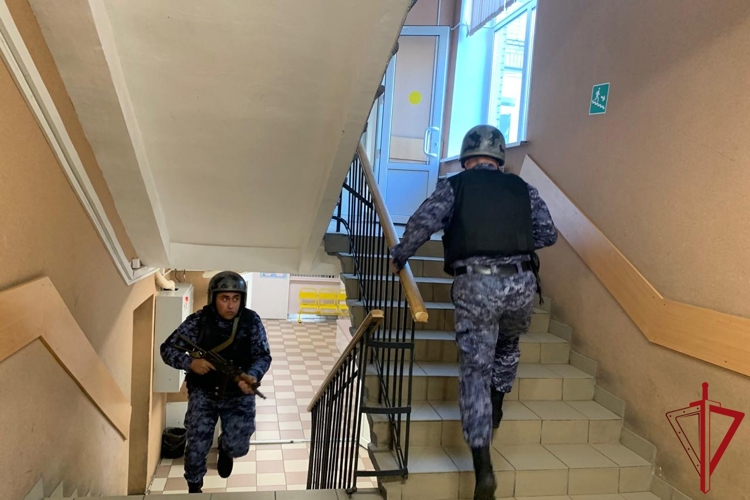 Сотрудники Росгвардии приняли участие во всероссийских учениях на территориях школ