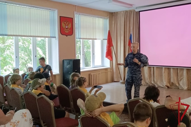 Сотрудники Росгвардии провели урок мужества для воспитанников летнего лагеря