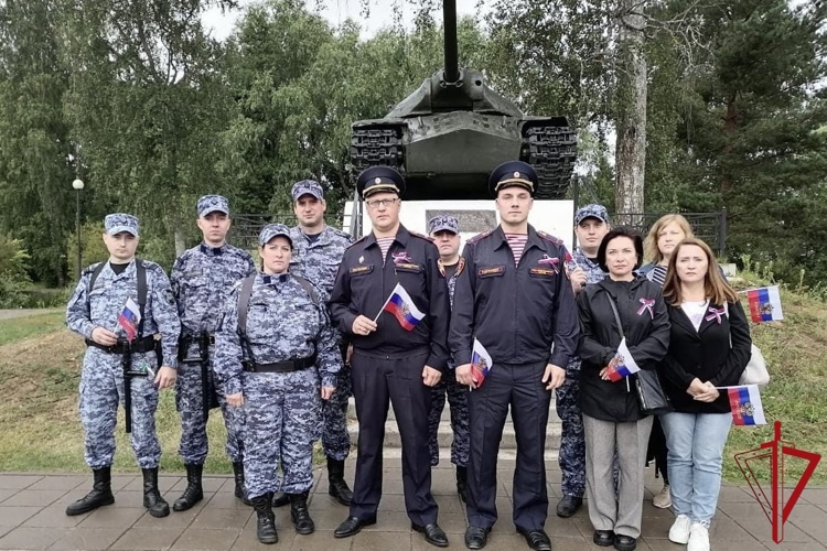 Росгвардейцы приняли участие в мероприятиях, приуроченных ко Дню Государственного флага РФ