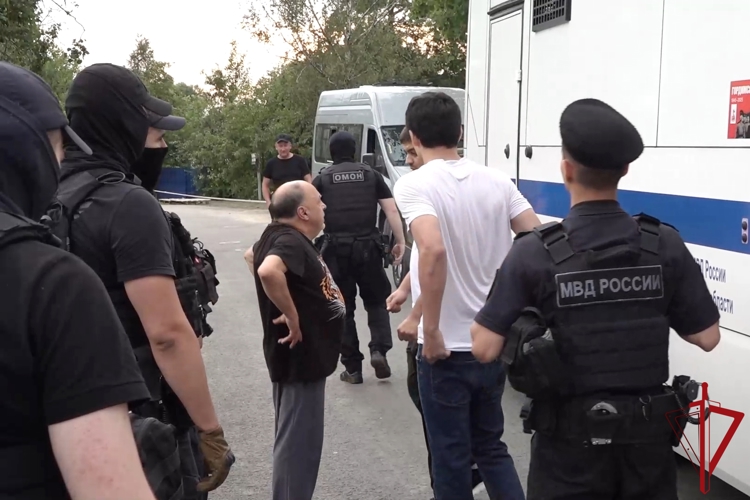 В Красносельском районе сотрудники ОМОН Росгвардии оказали содействие полиции в проведении профилактического мероприятия