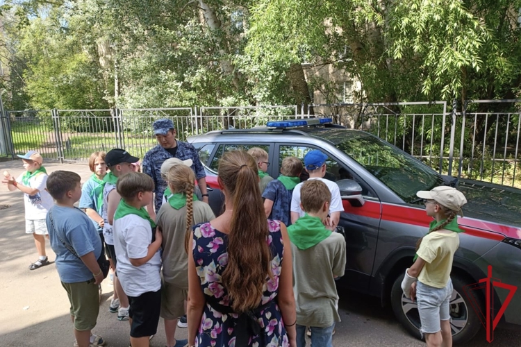 Сотрудники Росгвардии провели урок мужества для воспитанников летнего лагеря