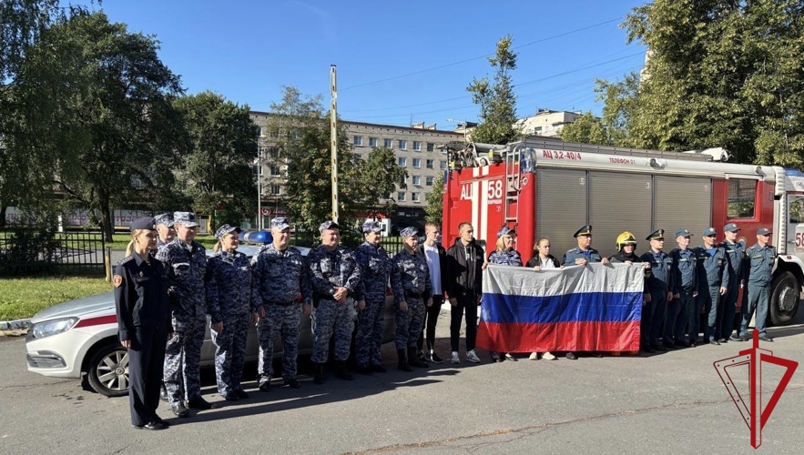 Сотрудники Росгвардии присоединились к празднованию Дня Государственного флага