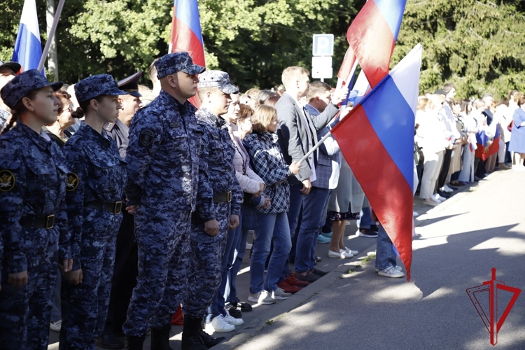 Росгвардейцы приняли участие в мероприятиях, приуроченных ко Дню Государственного флага РФ