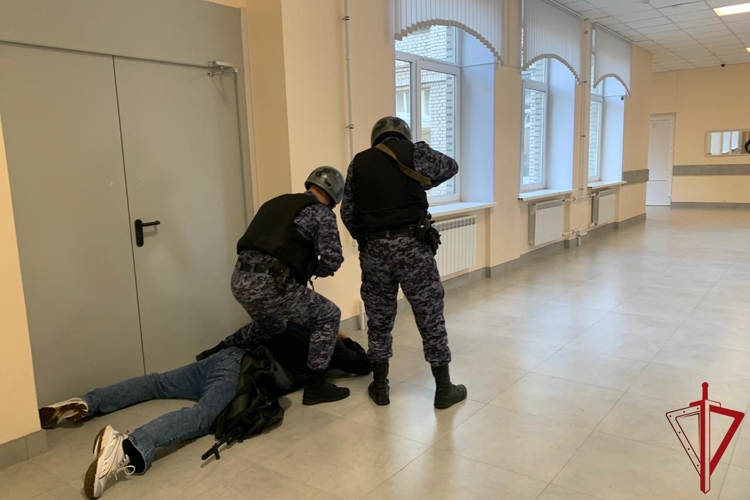 Сотрудники Росгвардии приняли участие во всероссийских учениях на территориях школ