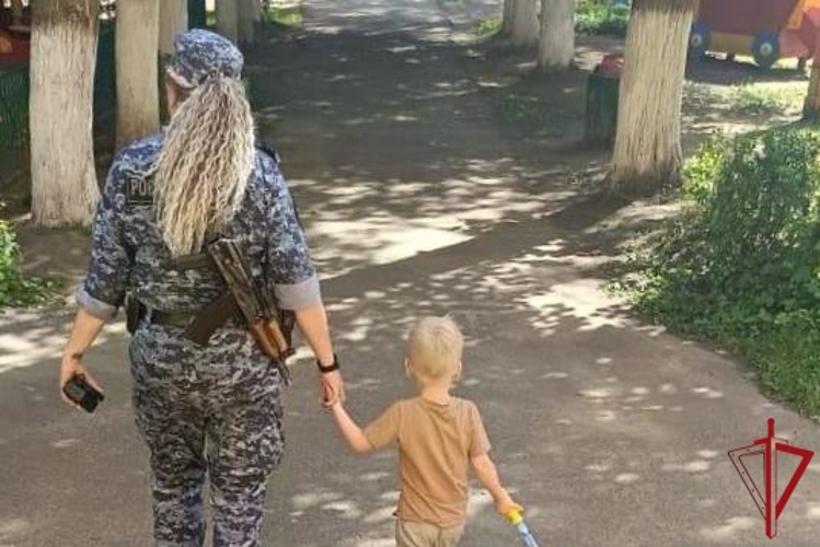 Во Всеволожском районе сотрудники Росгвардии и полиции помогли вернуться домой потерявшемуся малолетнему ребенку