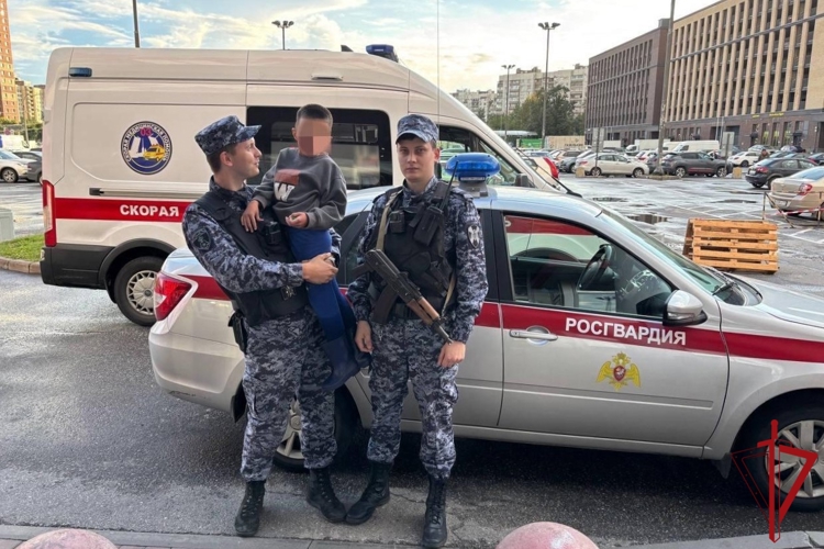 Петербургские росгвардейцы вернули матери малолетнего сына, ушедшего с детской площадки
