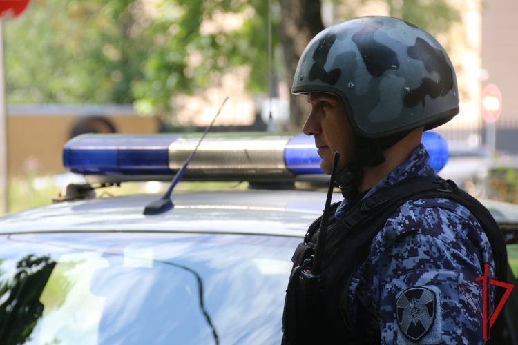 Сотрудники Росгвардии задержали вооруженного ножом гражданина, нанесшего побои жителю Кировского района