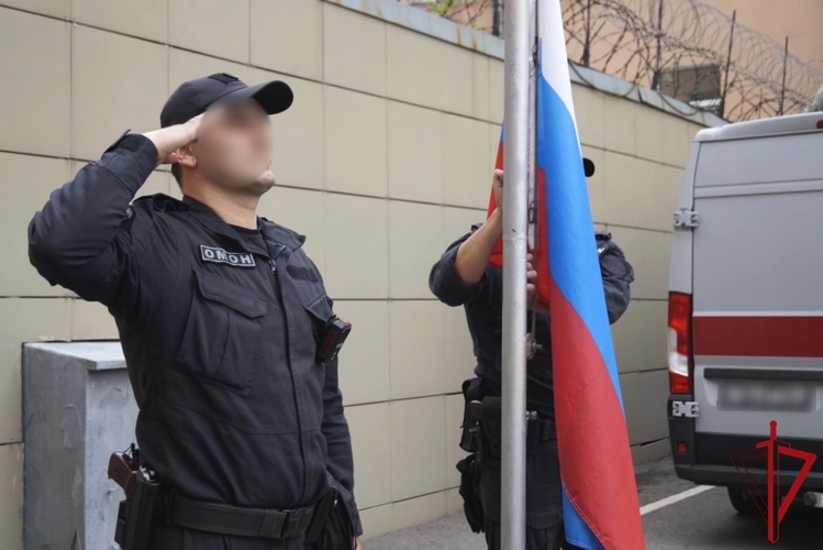 Сотрудники ОМОН Росгвардии присоединились к празднованию Дня Государственного флага Российской Федерации