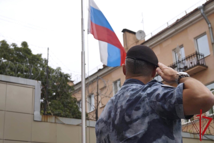 Сотрудники ОМОН Росгвардии присоединились к празднованию Дня Государственного флага Российской Федерации