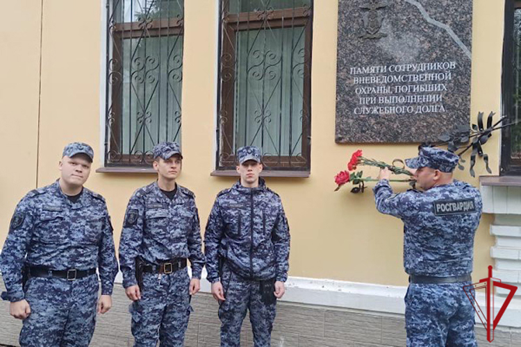 В Ленинградской области сотрудники Росгвардии почтили память коллеги, погибшего при исполнении служебного долга